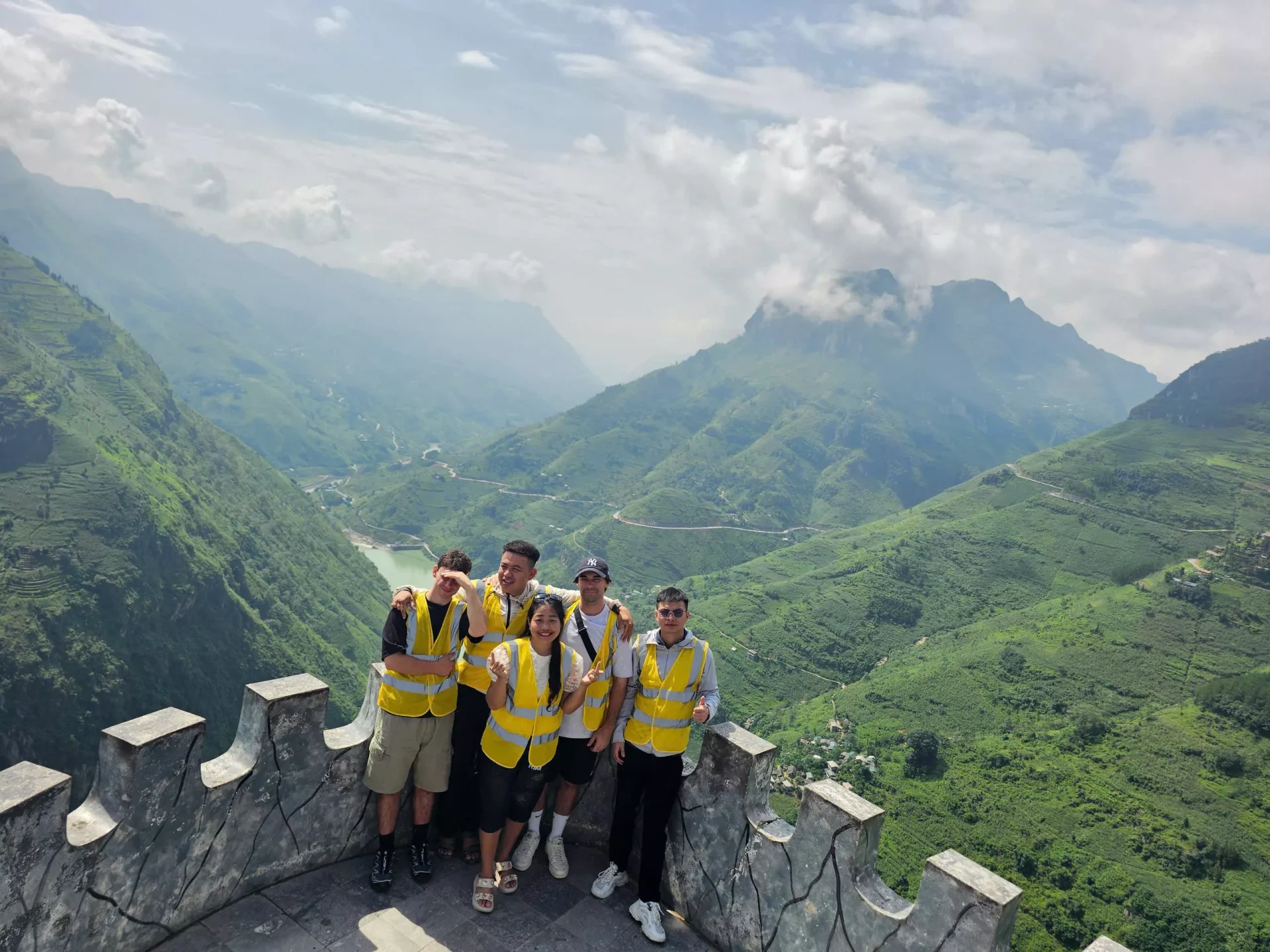 Điểm ngắm toàn cảnh sông Nho Quế từ đèo Mã Pí Lèng chính là một trong những trải nghiệm không thể thiếu khi đặt chân đến Hà Giang.