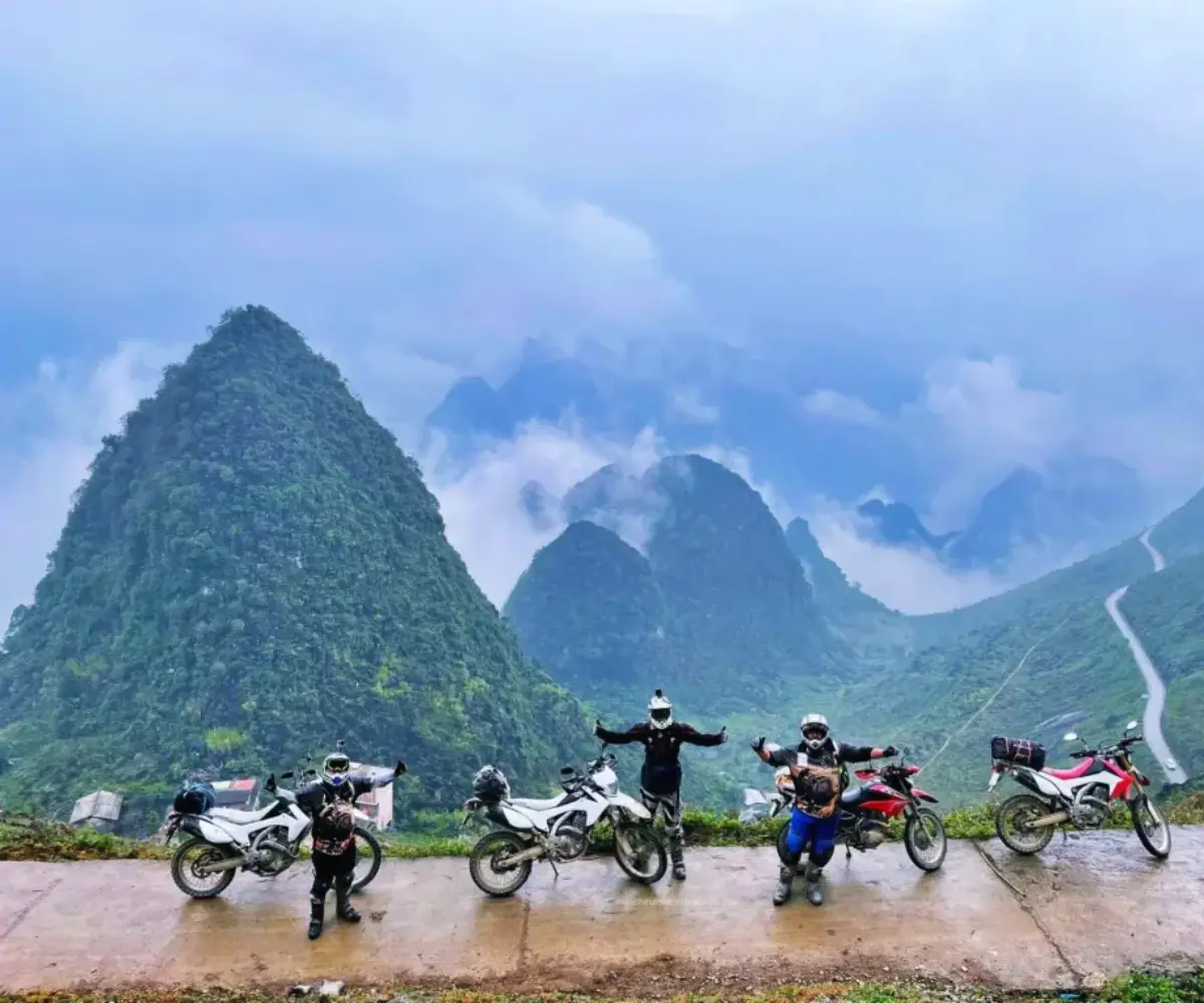 Cảnh núi đá sừng sững của Hà Giang.