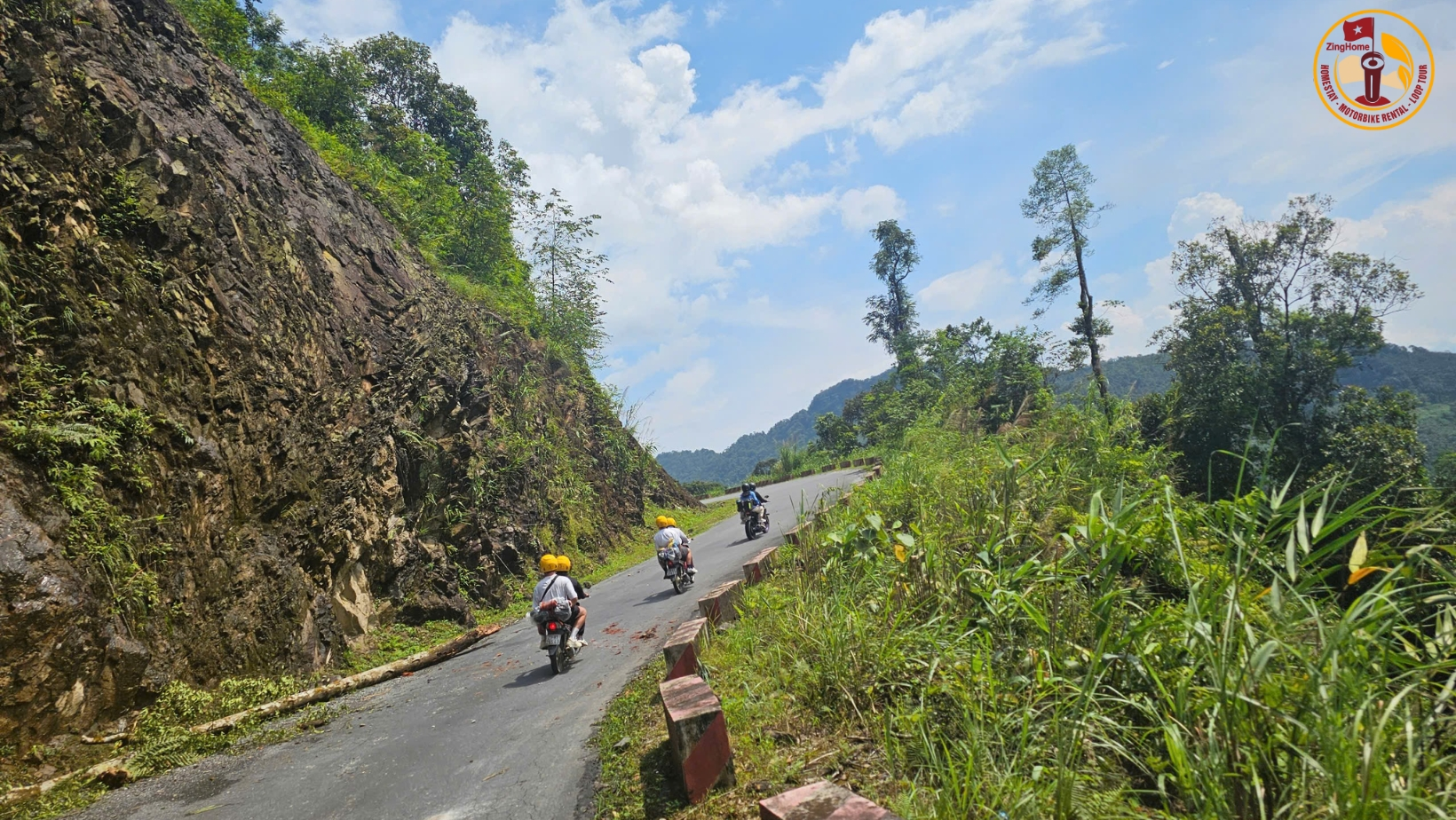 Thuê xe máy để khám phá thác Du Già